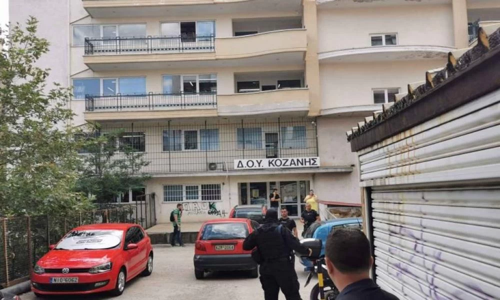 Επίθεση με τσεκούρι στη ΔΟΥ Κοζάνης: Σε μηχανική υποστήριξη τα δύο από τα τρία θύματα